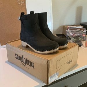 Super cute black clogs